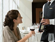 Kundin probiert Wein im Restaurant.